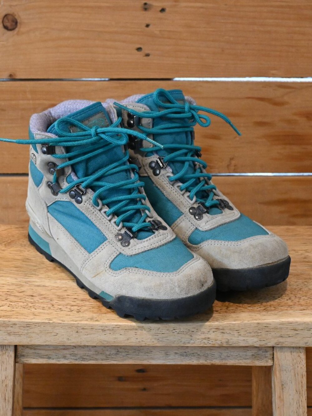 Vintage 80s Vasque Clarion Hiking Boots in Teal & Gray - W 9.5